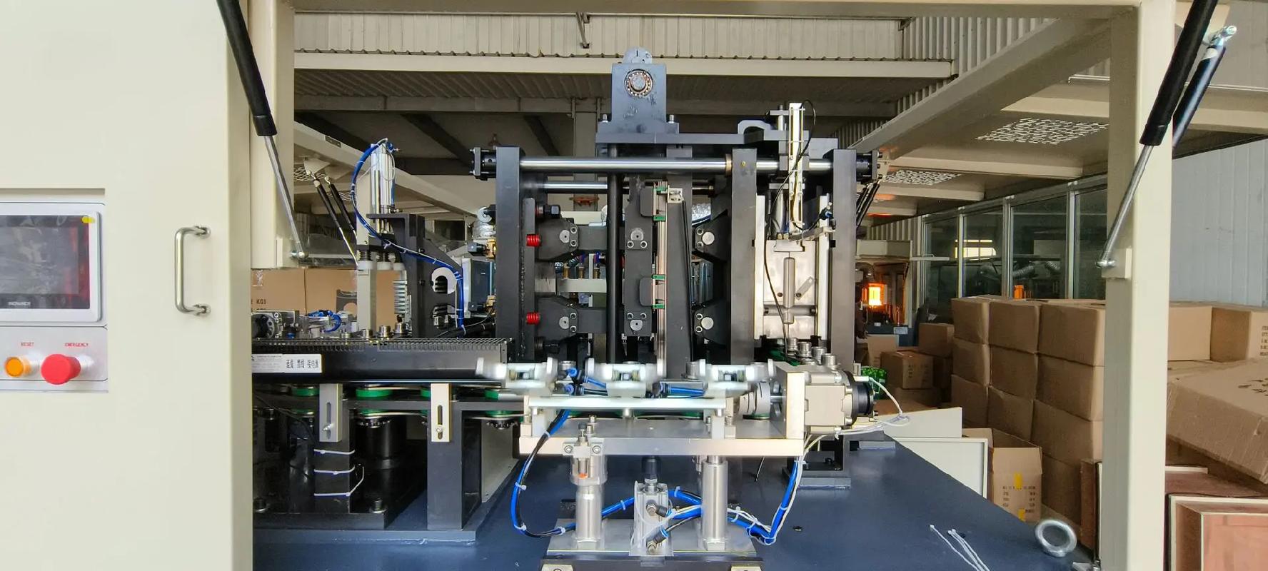 專業(yè)生產(chǎn)廠家 一出三2升全高配PET吹瓶機(jī)引領(lǐng)機(jī)械設(shè)備新潮流